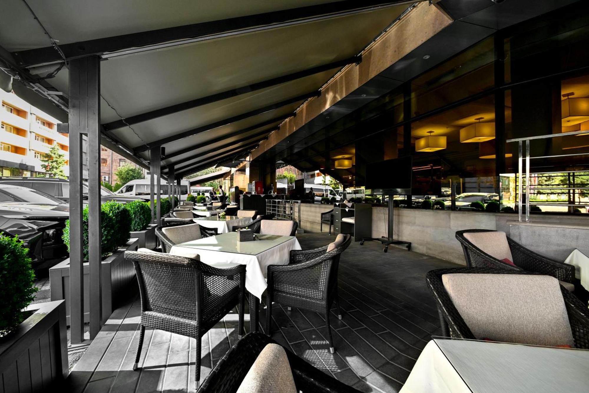 Yerevan Place Hotel ภายนอก รูปภาพ