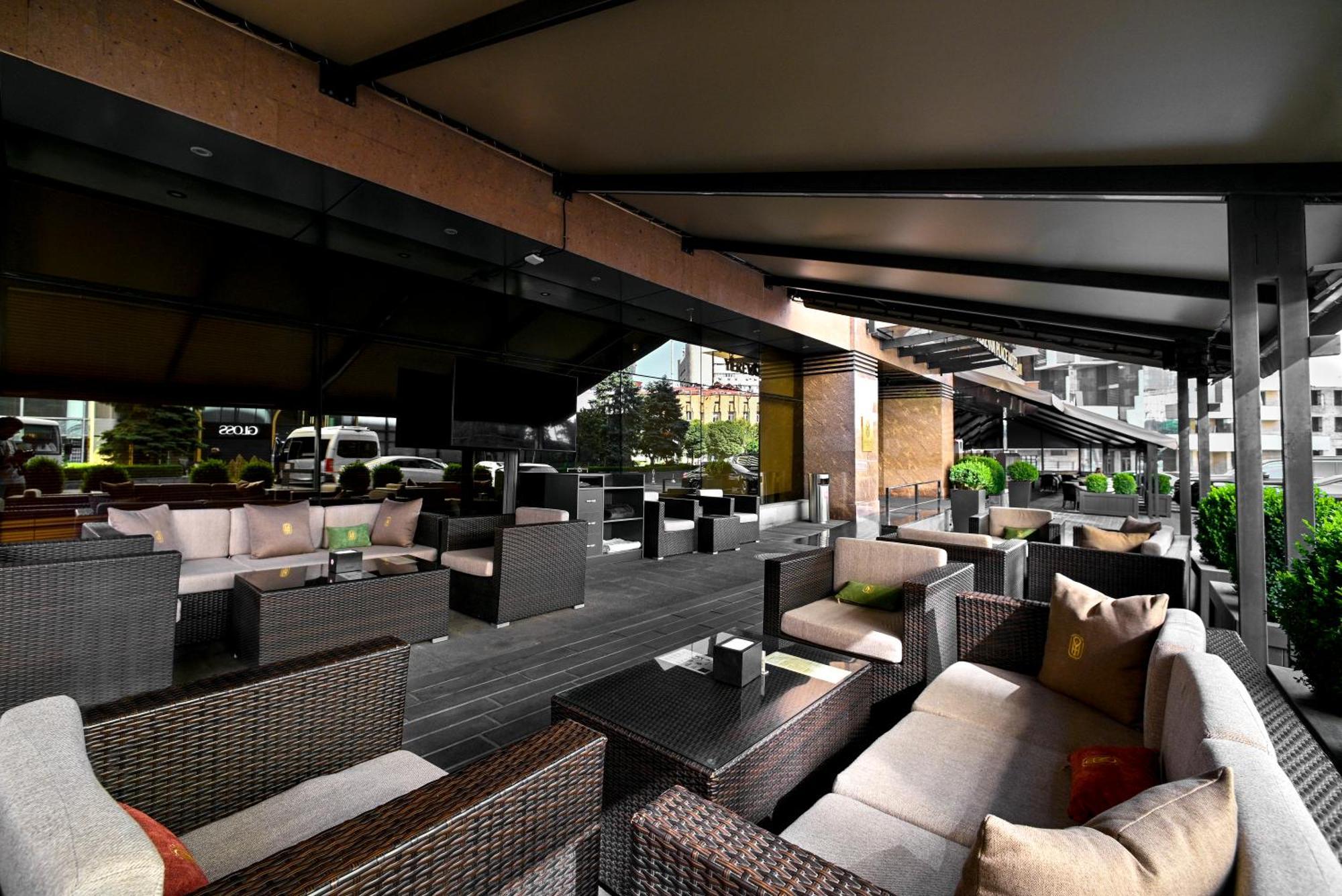 Yerevan Place Hotel ภายนอก รูปภาพ