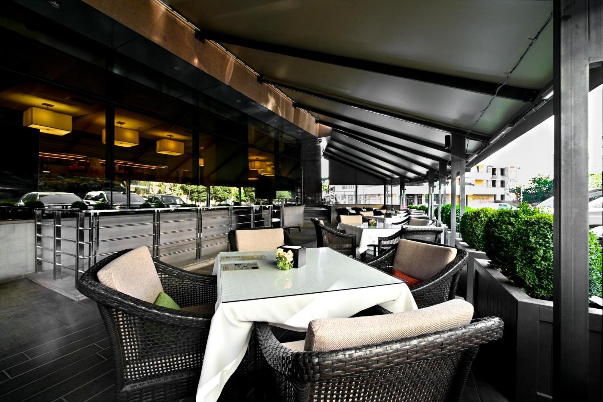 Yerevan Place Hotel ภายนอก รูปภาพ