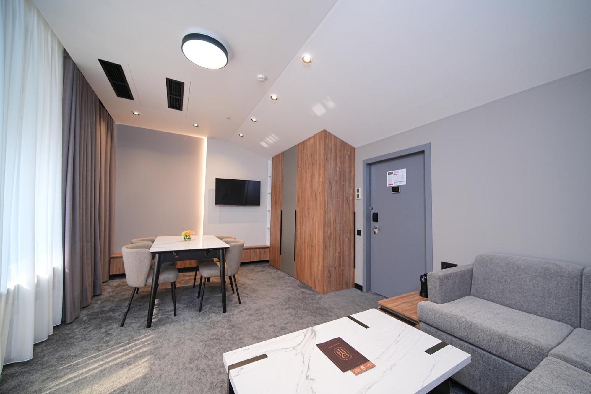 Yerevan Place Hotel ภายนอก รูปภาพ