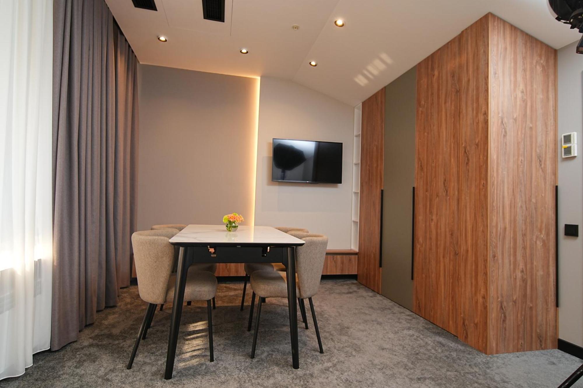 Yerevan Place Hotel ภายนอก รูปภาพ